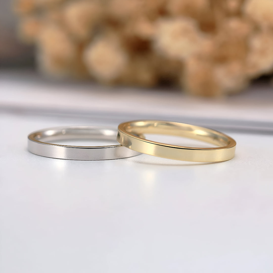 Alliance fine épure 2mm variantes en or jaune et or blanc à plats entrecroisées.