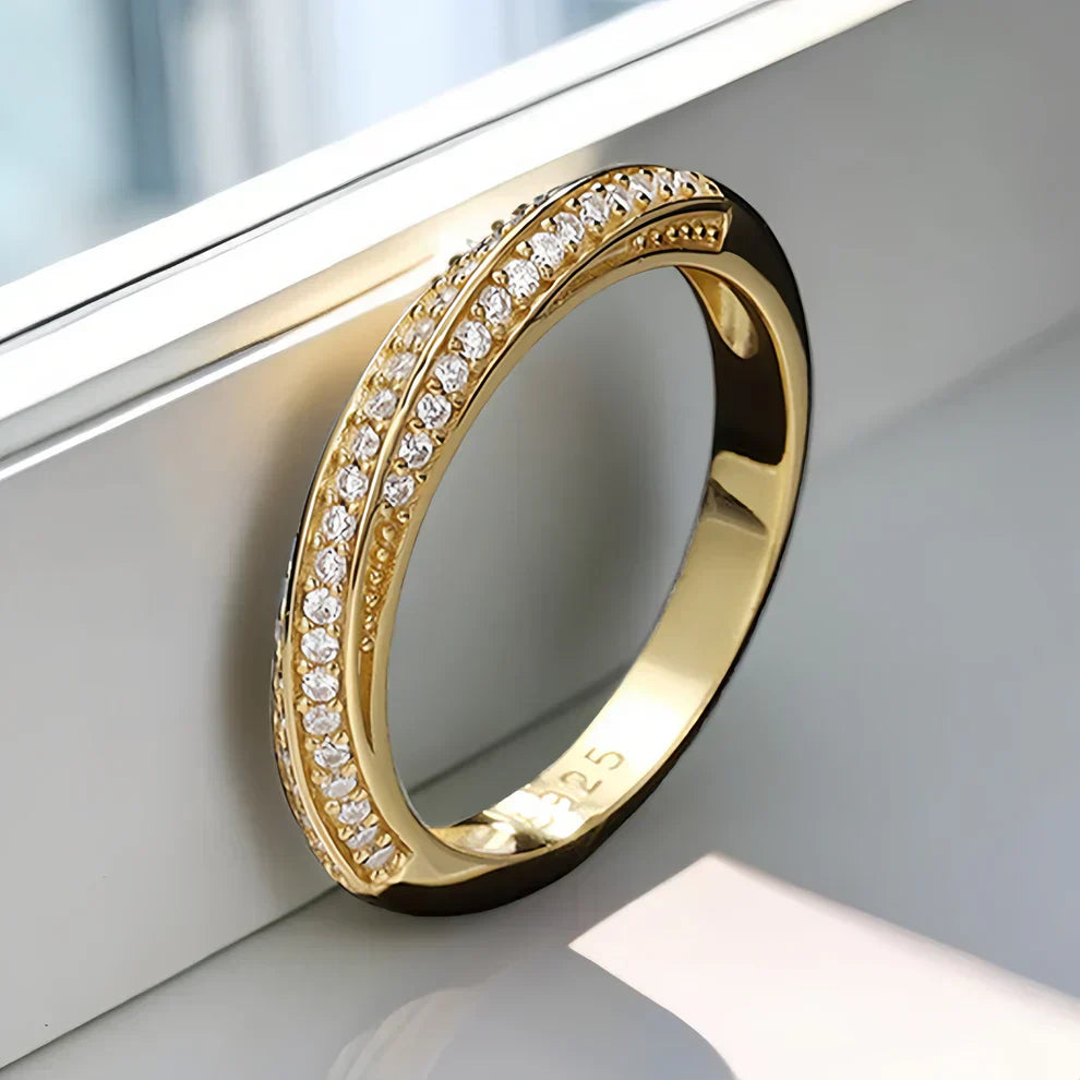 Détails d'une alliance Mobius Sertie de Diamants en Or vue de côté.