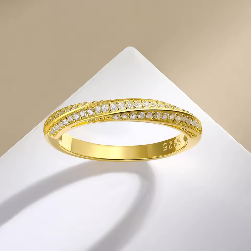 Vue de dessus d'une alliance Mobius Sertie de diamants en or jaune.