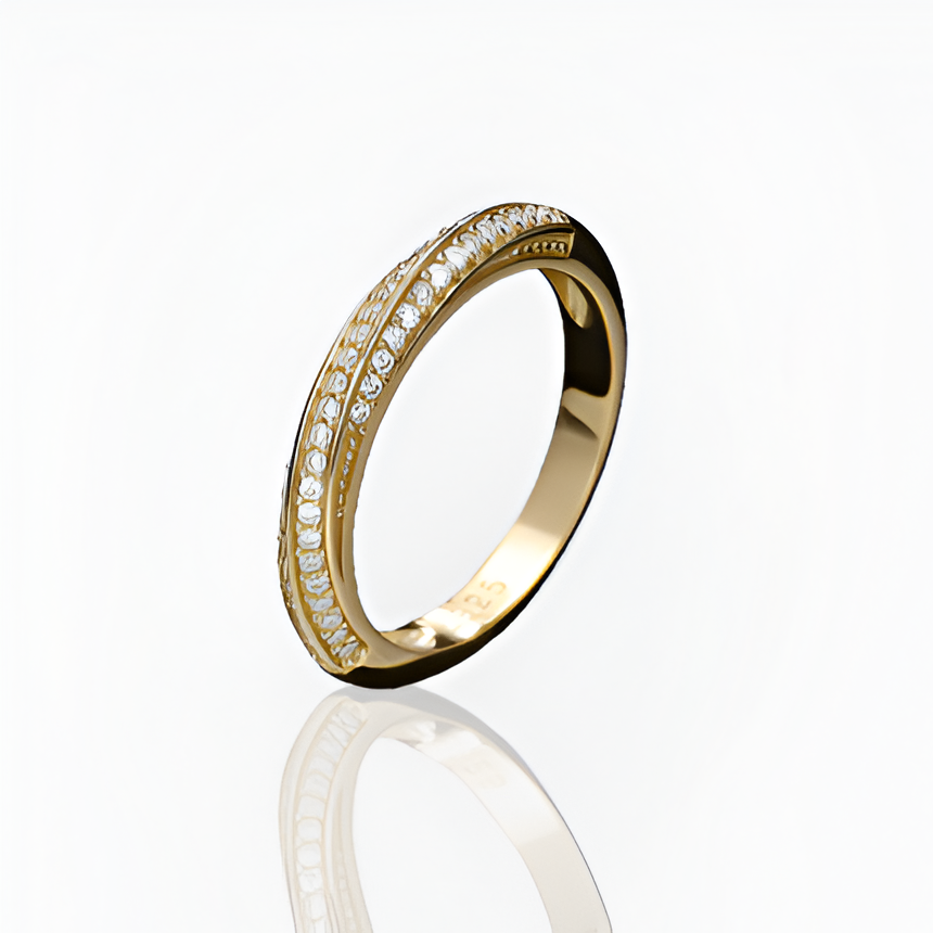Alliance en or Mobius Sertie de Diamants sur fond blanc.