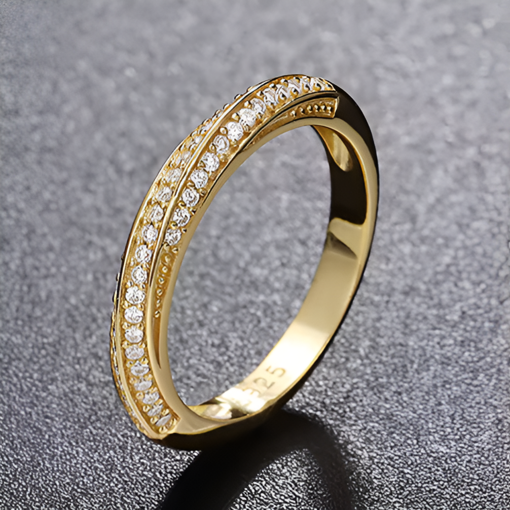 Alliance Mobius Sertie de Diamants en or jaune vue de trois quarts sur fond noir luxueux.