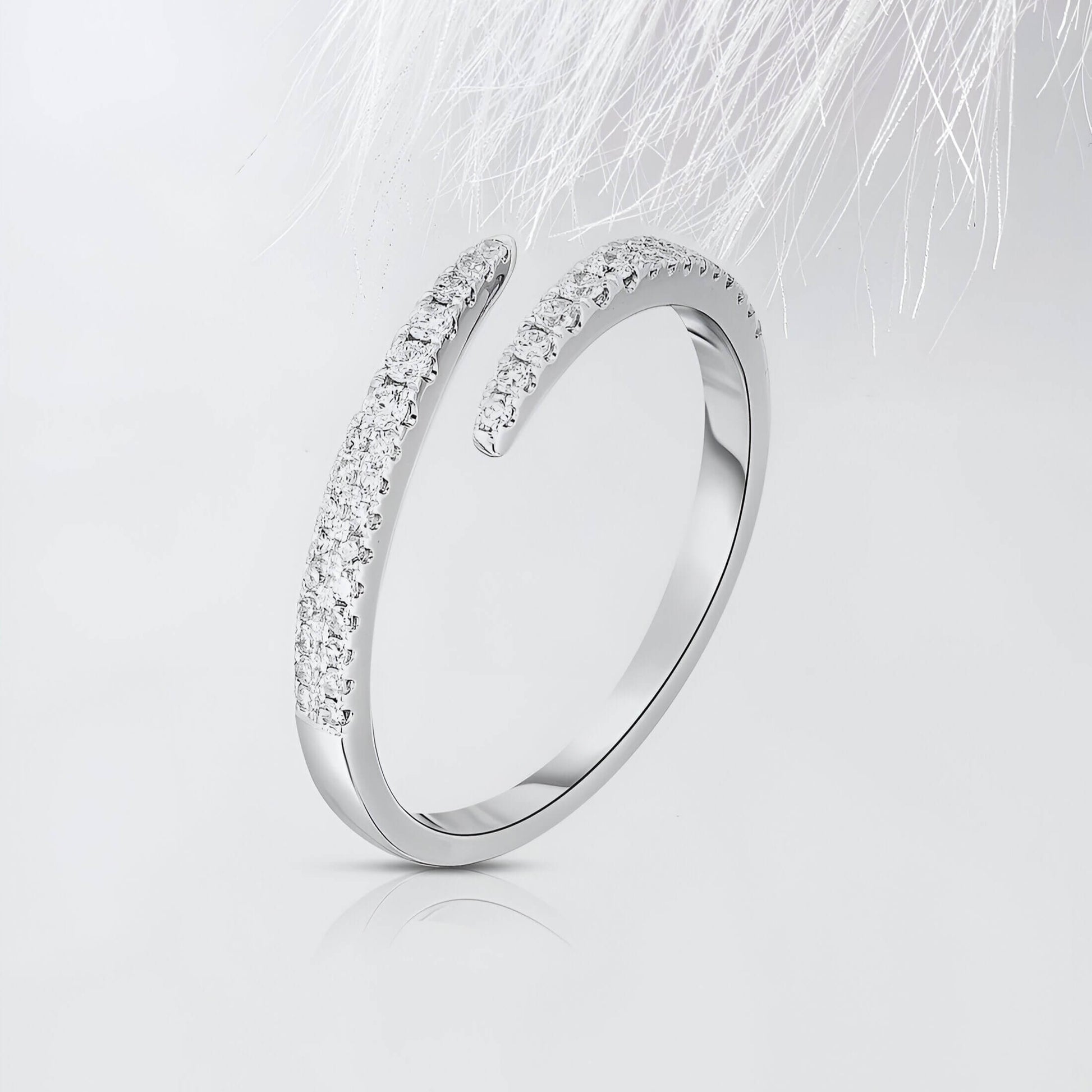 Alliance ouverte croisée en or blanc et diamants naturels debout.