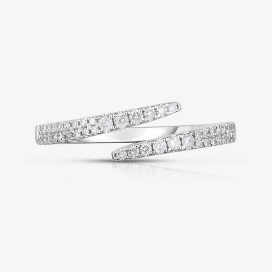 Alliance ouverte croisée en or blanc et diamants naturels sur fond blanc.