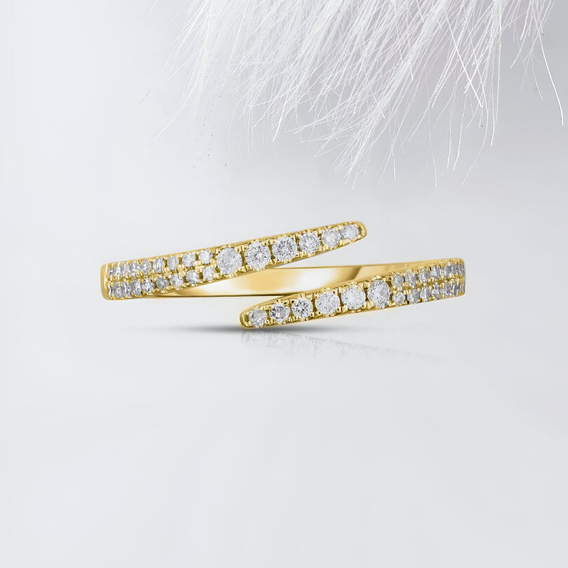 Alliance ouverte croisée en or jaune et diamants naturels vue de face.