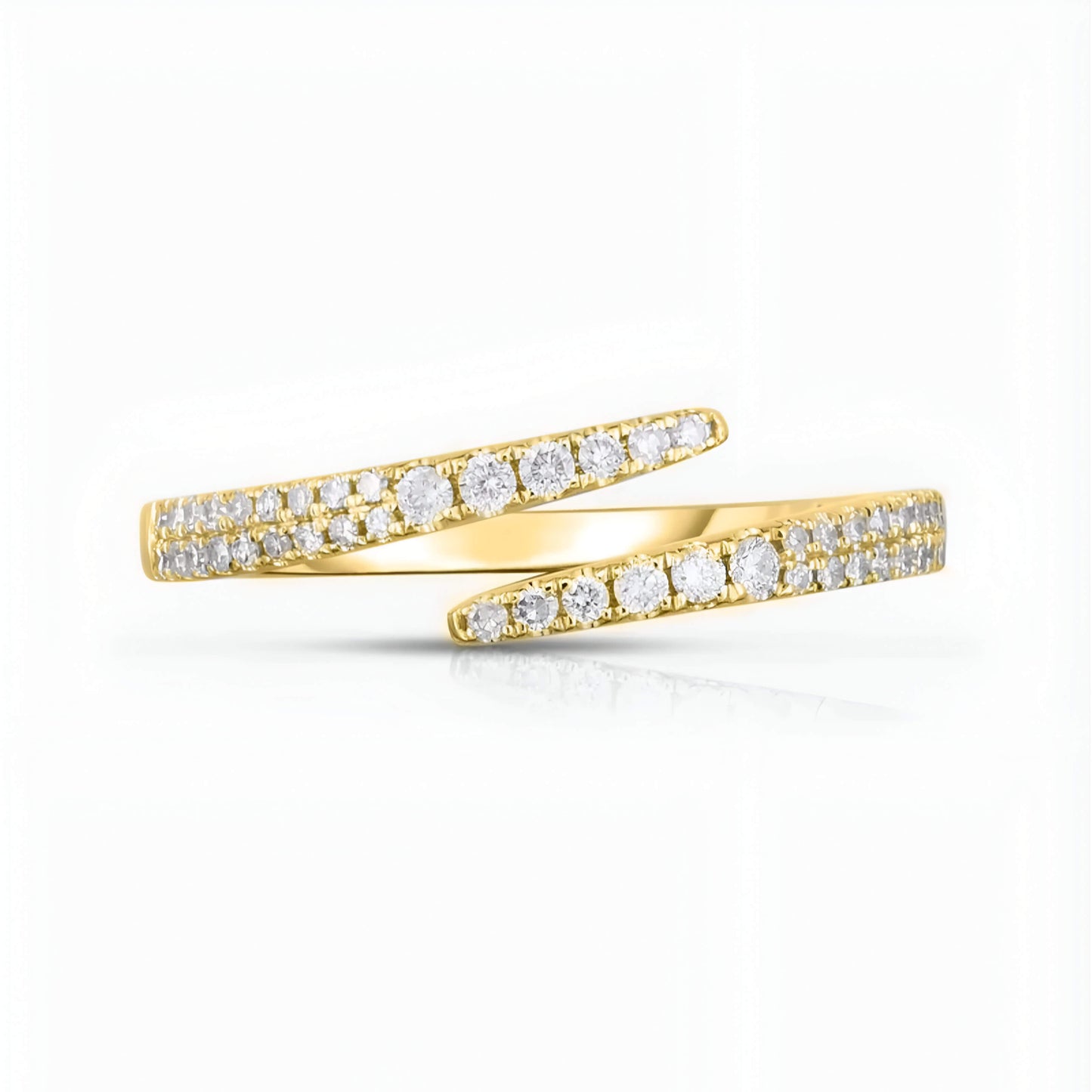 Alliance ouverte croisée en or jaune et diamants naturels sur fond blanc.