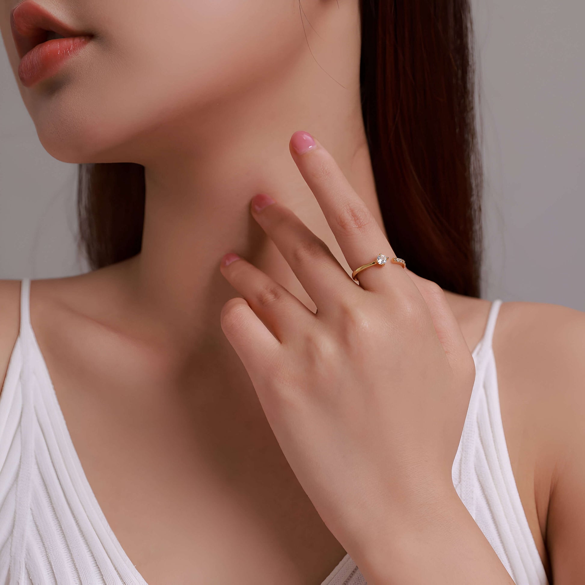 Alliance ouverte en or jaune et diamants naturels portée au doigt d'une femme.