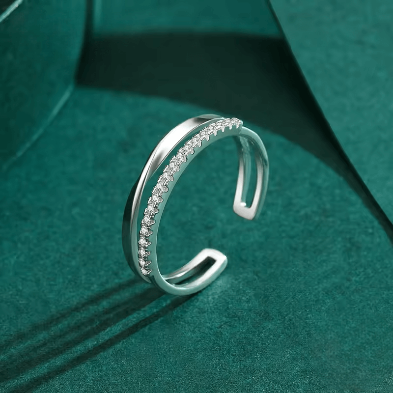 Alliance ouverte Möbius en or blanc et diamants naturels debout.