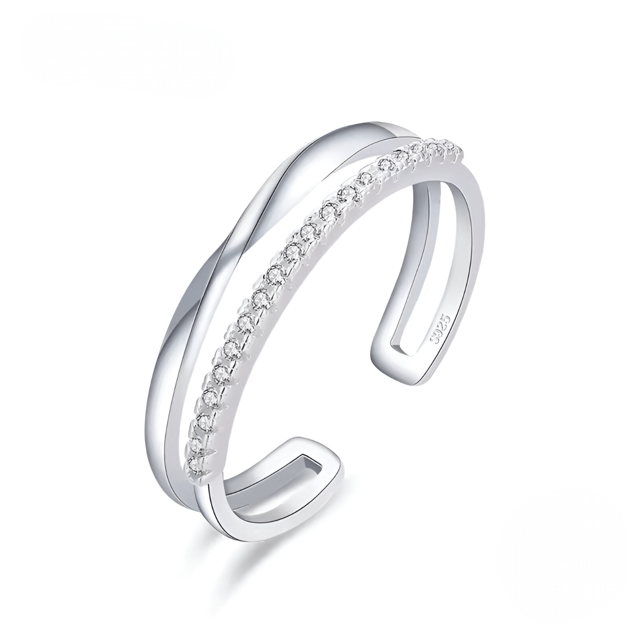 Alliance ouverte Möbius en or blanc et diamants naturels sur fond blanc.