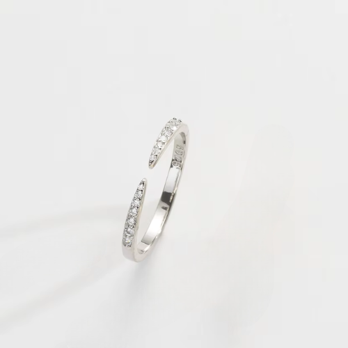 Alliance ouverte pointu en or blanc et diamants naturels vue du dessus.