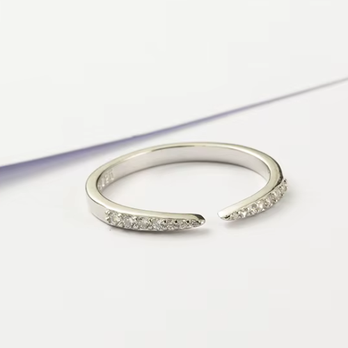 Alliance ouverte pointu en or blanc et diamants naturels à plat.