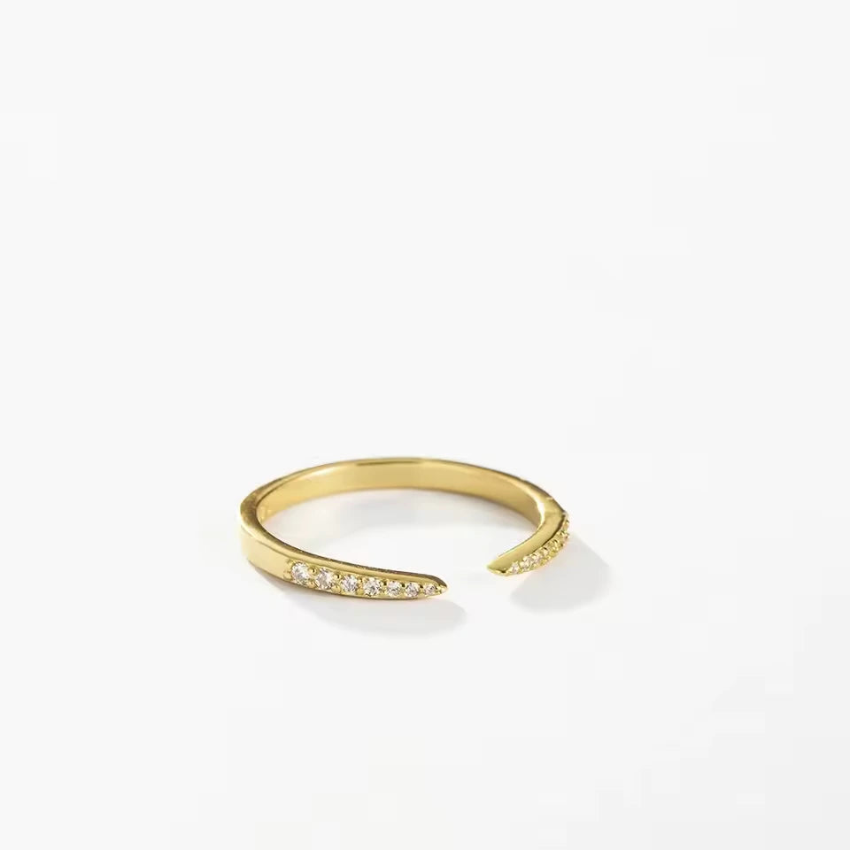 Alliance ouverte pointu en or jaune et diamants naturels à plat.