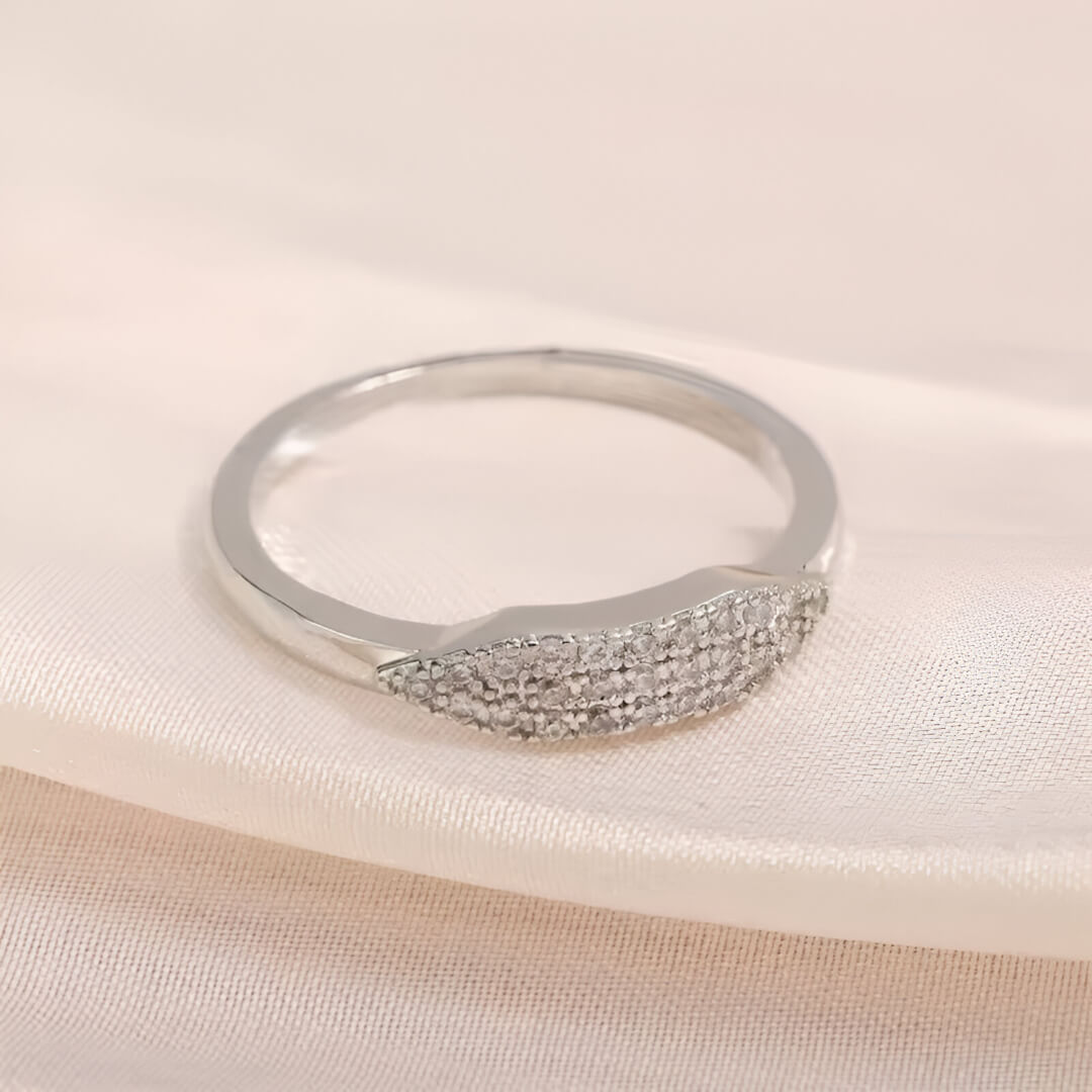 Alliance pavé en or blanc et oxydes de zirconium à plat.