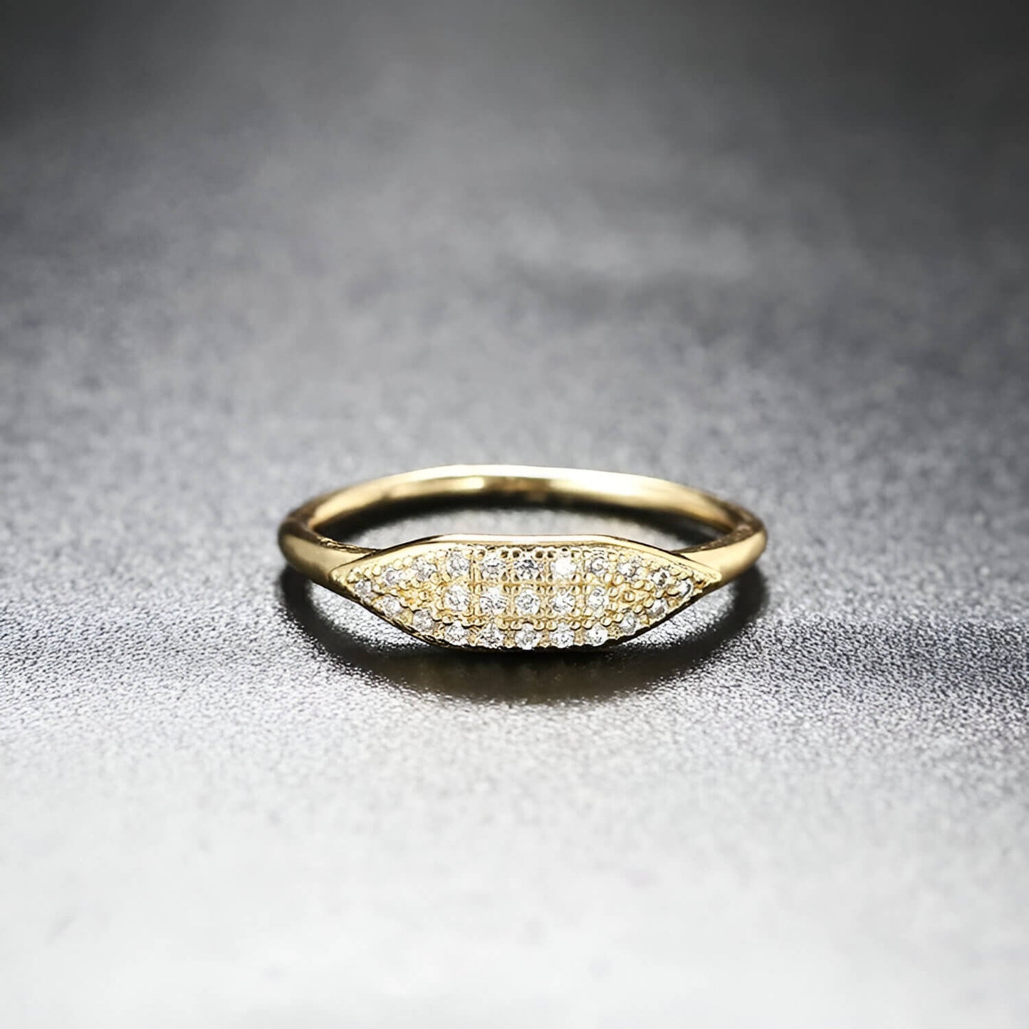 Alliance pavé en or jaune et oxydes de zirconium vue de face.