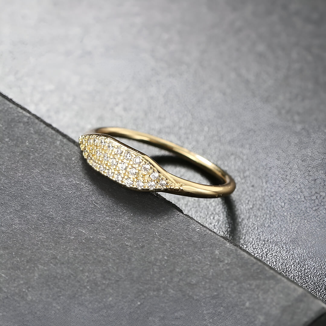 Alliance pavé en or jaune et oxydes de zirconium posée.