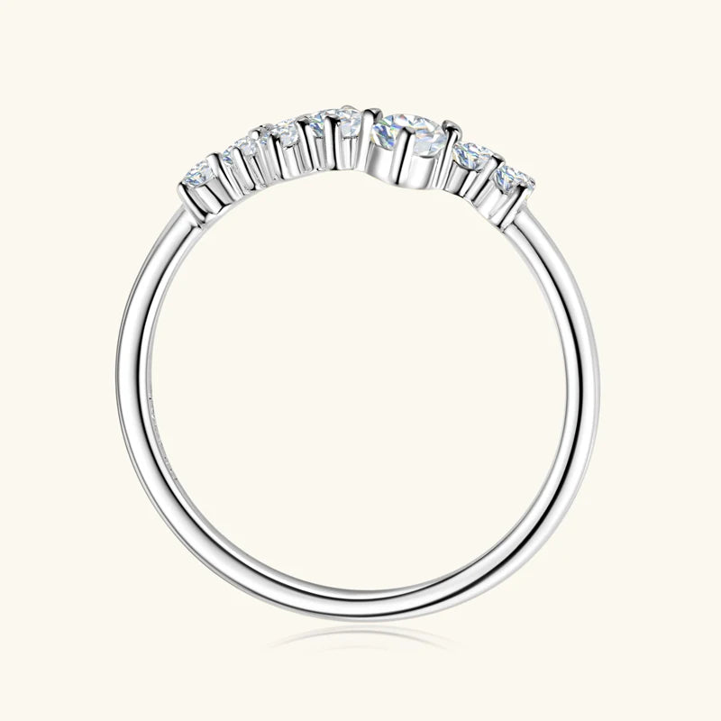 Alliance pavée en or blanc et diamants synthétiques vue latérale.