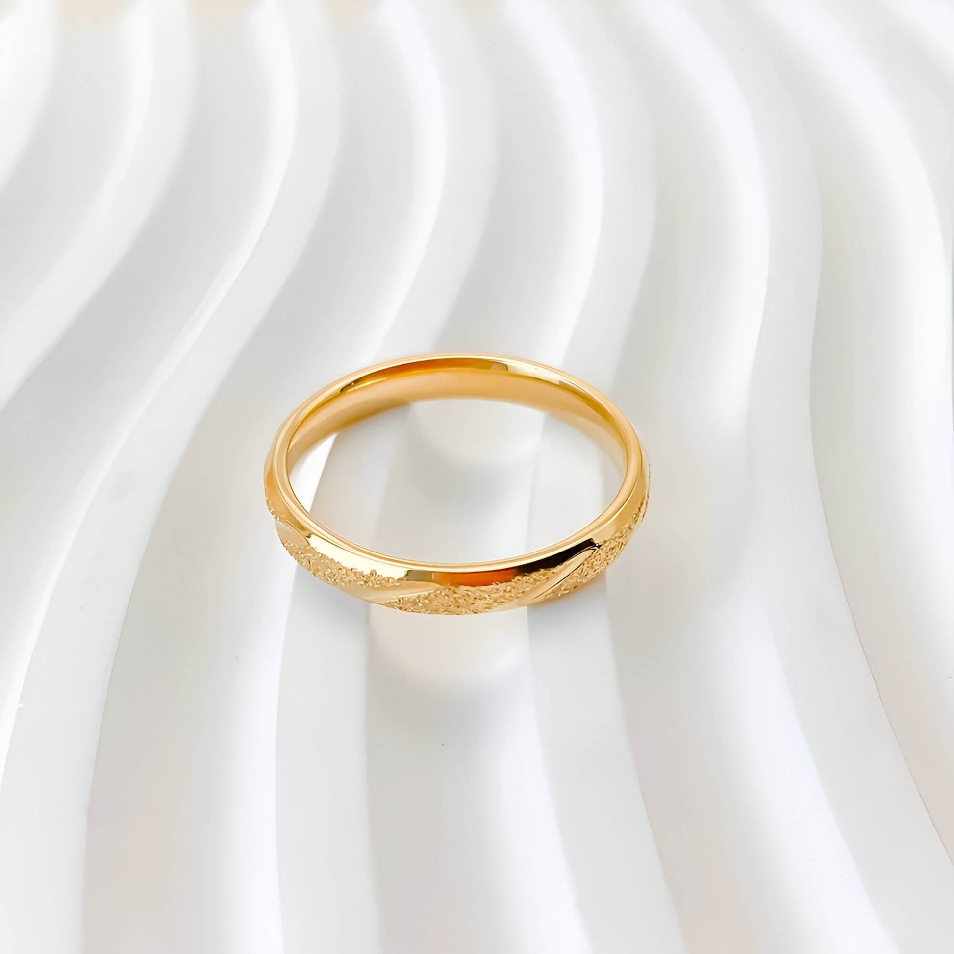 Alliance rayée en acier inoxydable et or jaune à plat.