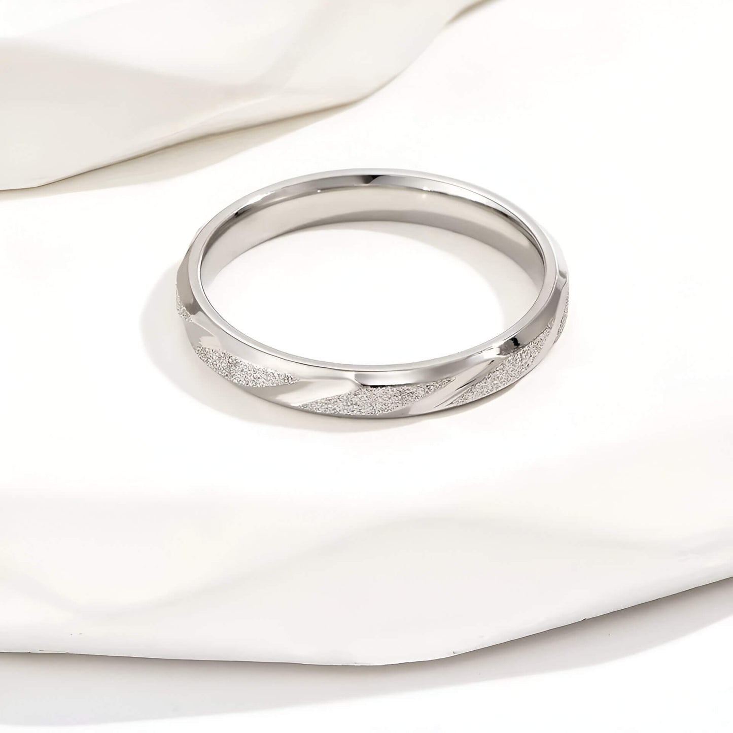 Alliance rayée en acier inoxydable rhodié et or blanc à plat.