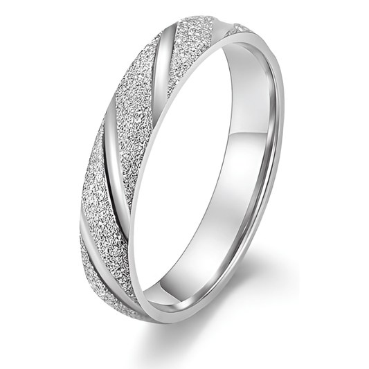 Alliance rayée en acier inoxydable rhodié et or blanc sur fond blanc.