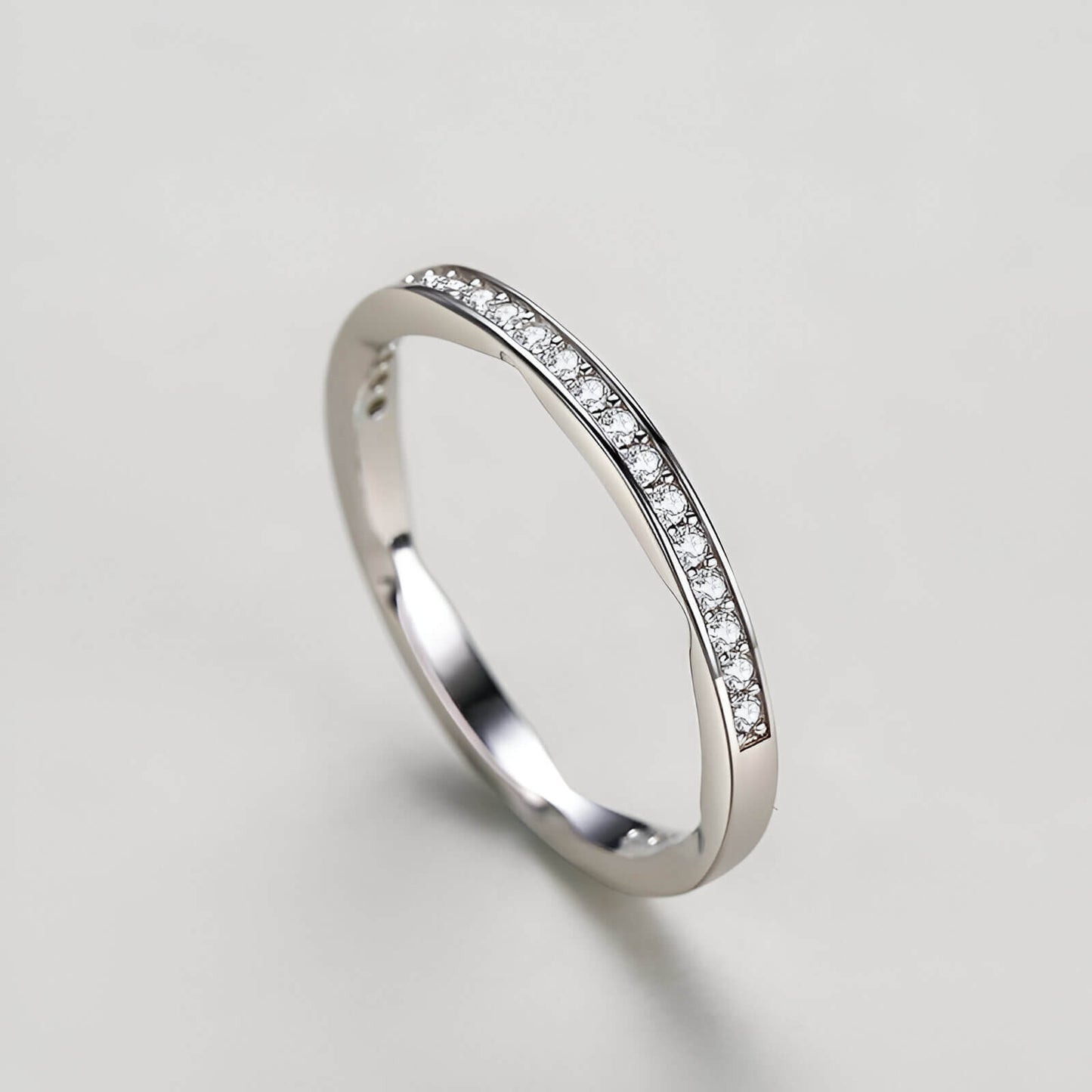 Alliance semi-éternité en or blanc et rhodium sertie de diamants naturels debout.