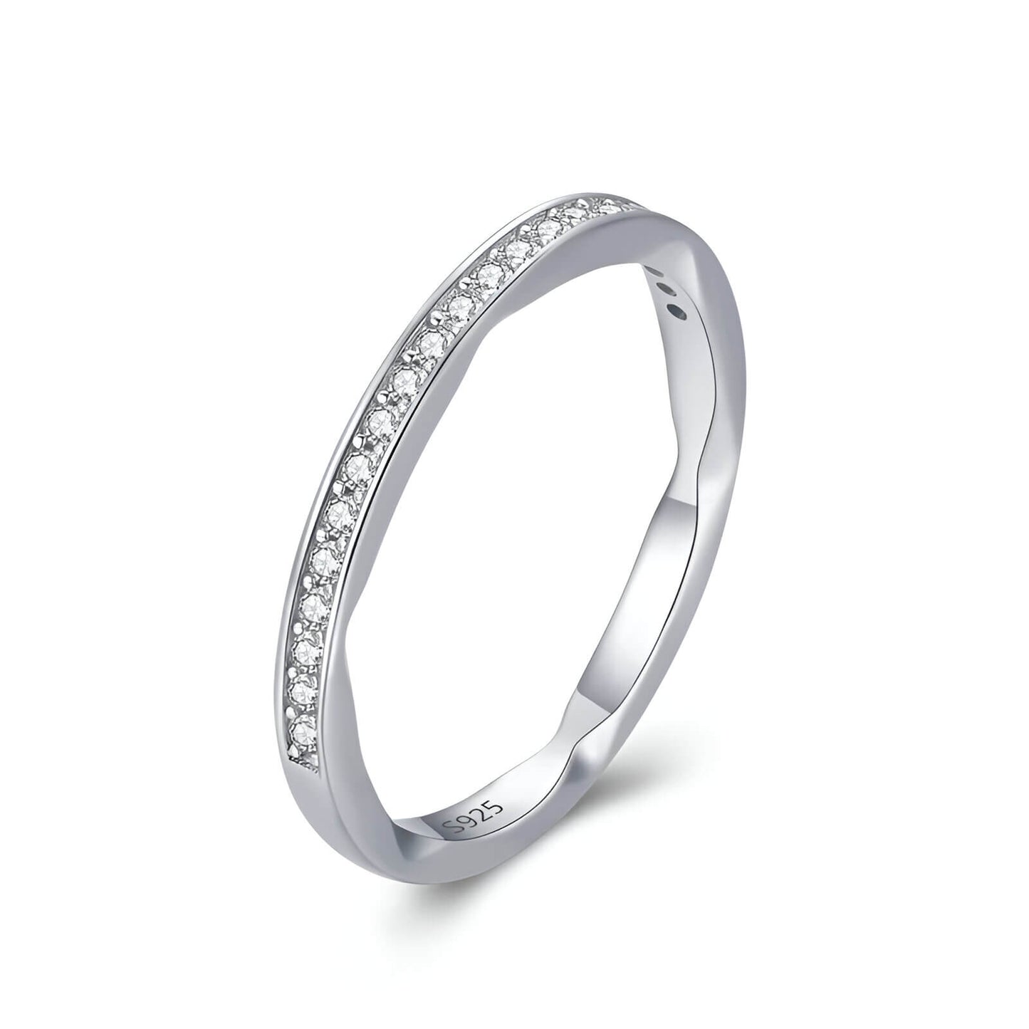 Alliance semi-éternité en or blanc et rhodium sertie de diamants naturels sur fond blanc.