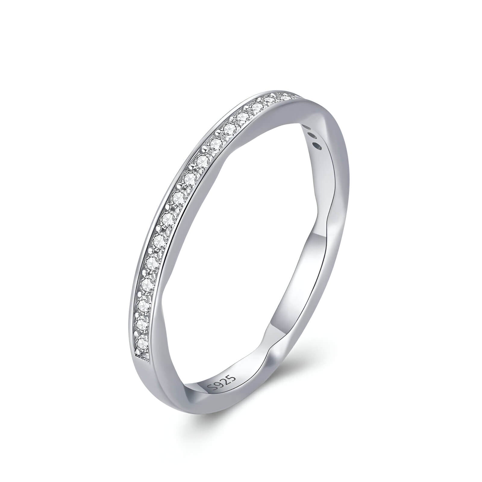 Alliance semi-éternité en or blanc et rhodium sertie de diamants naturels sur fond blanc.