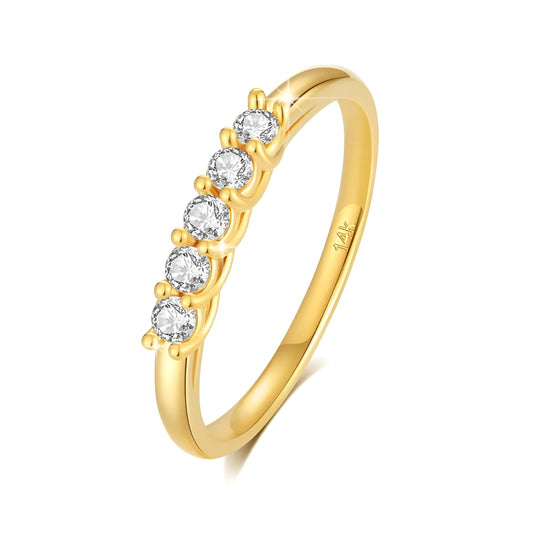 Alliance semi-éternité en or jaune et diamants synthétiques debout.