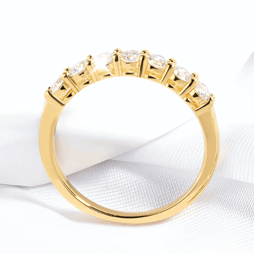 Alliance semi-éternité en or jaune et diamants synthétiques vue latérale.