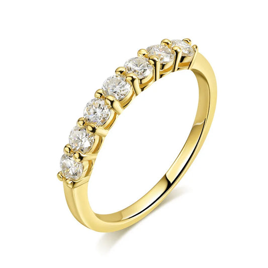 Alliance semi-éternité en or jaune et diamants synthétiques sur fond blanc.