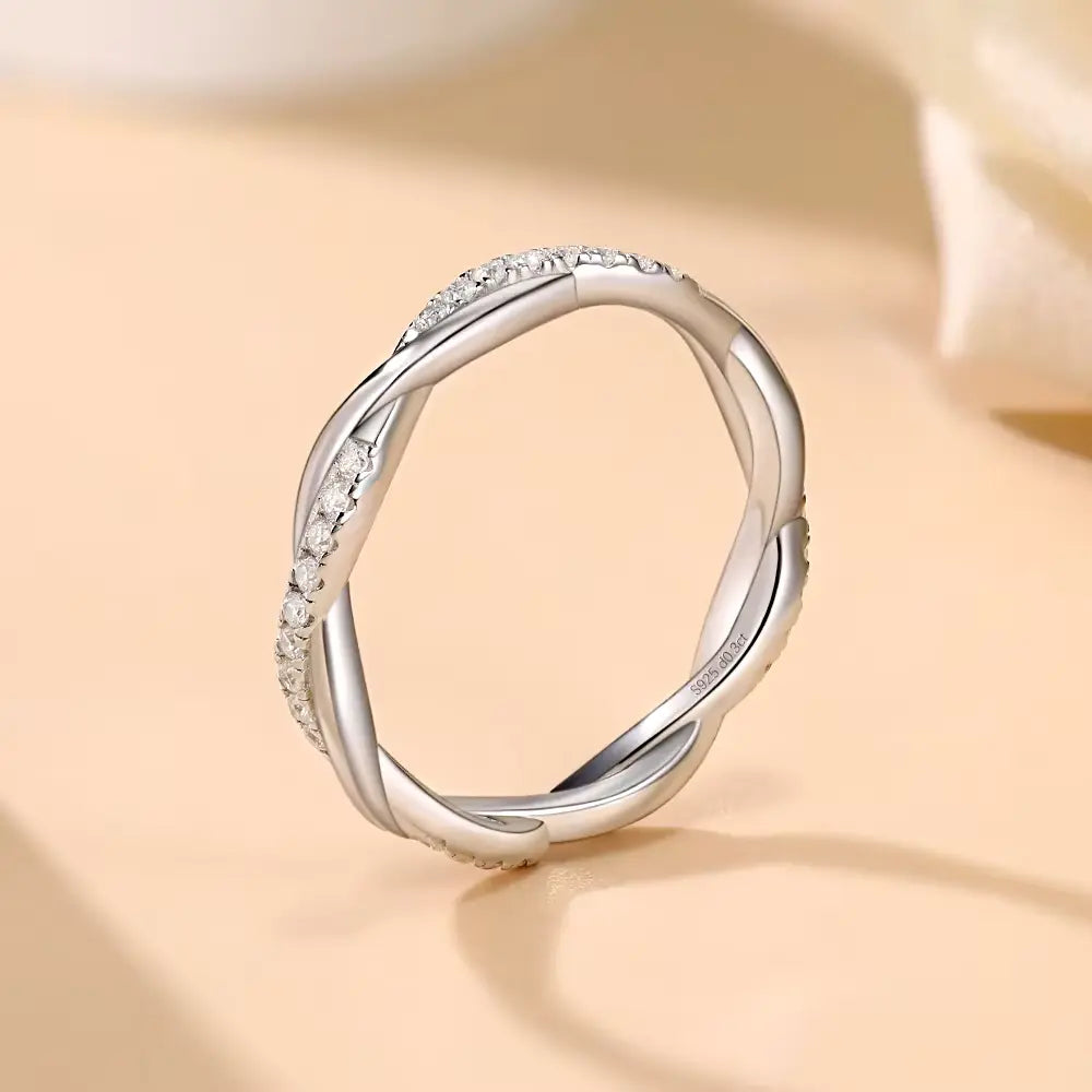 Alliance torsadée en or blanc et diamants synthétiques vue latérale.