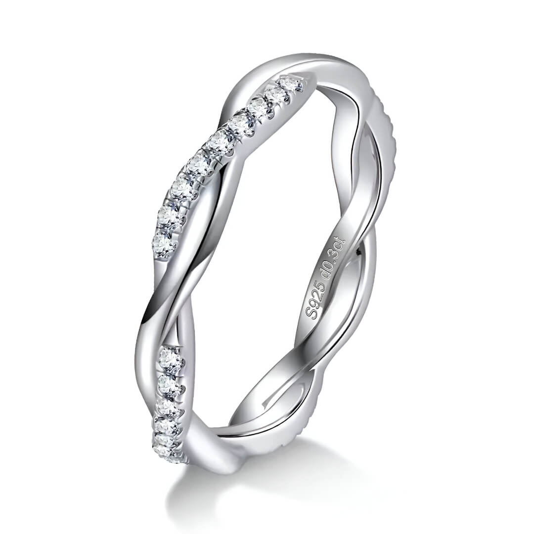 Alliance torsadée en or blanc et diamants synthétiques sur fond blanc.