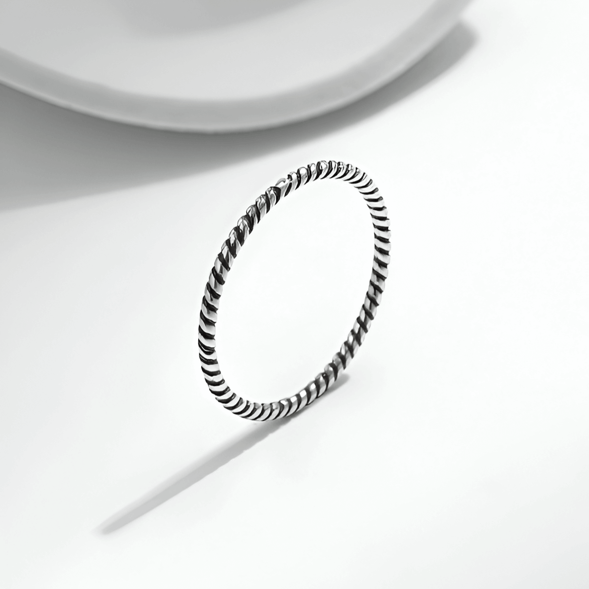 Vue latérale de l'alliance torsadée pour femme en argent 925 et plaquée or blanc 18K - idéale comme bague de promesse ou alliance pas cher.