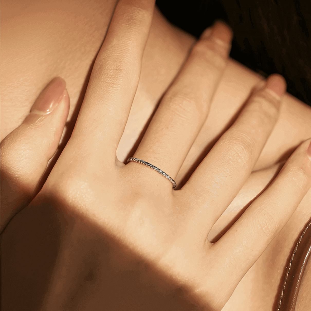 Alliance torsadée de mariage en argent 925 portée sur doigt femme - bague en or blanc 18K parfaite comme bague de promesse