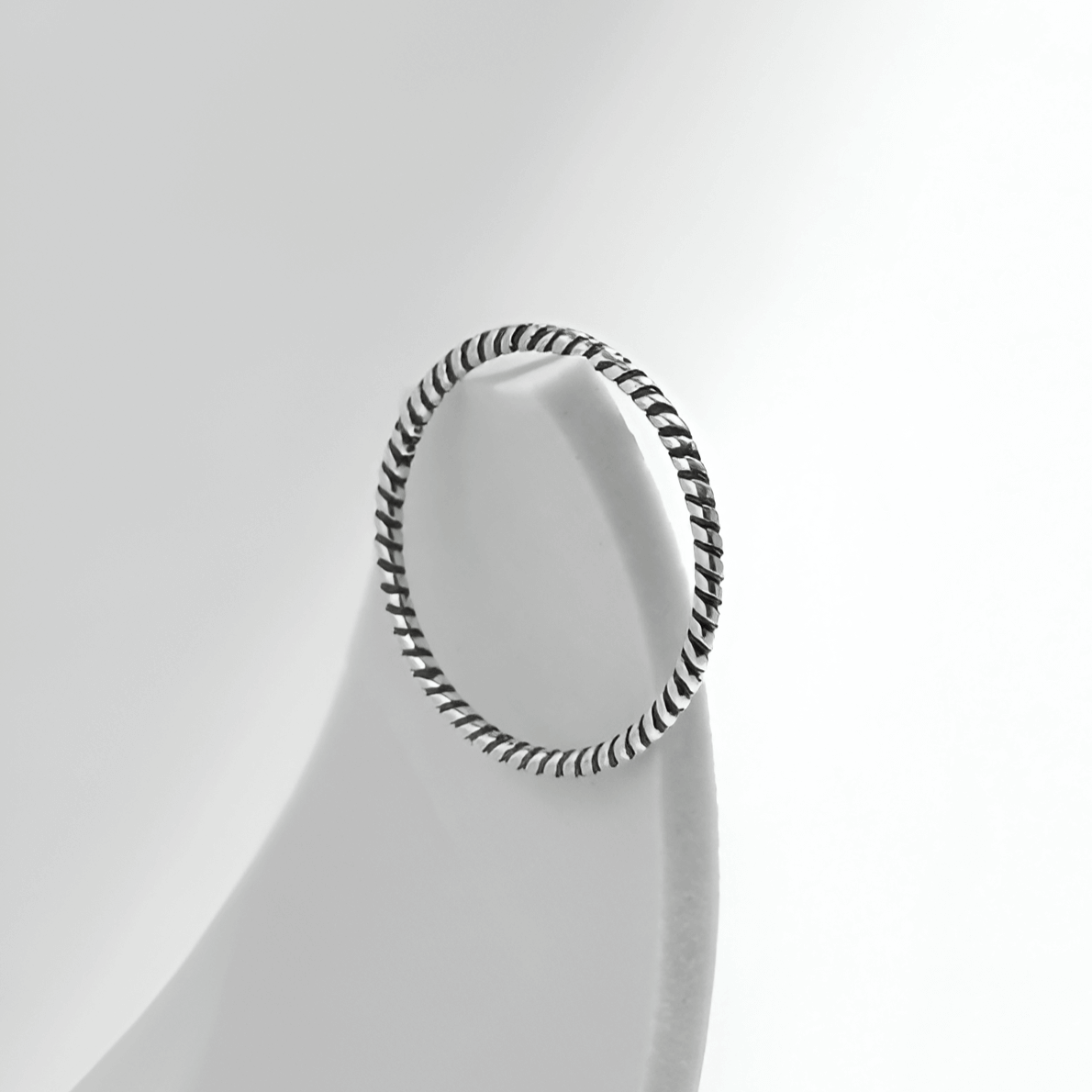 Mise en valeur de l'alliance torsadée femme en argent sterling 925 - bague or blanc 18K de mariage ou de fiançaille