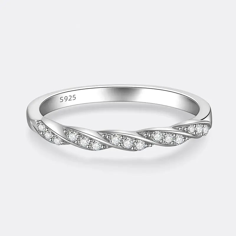 Alliance torsadé en or blanc et diamants synthétiques vue de face sur fond gris clair.