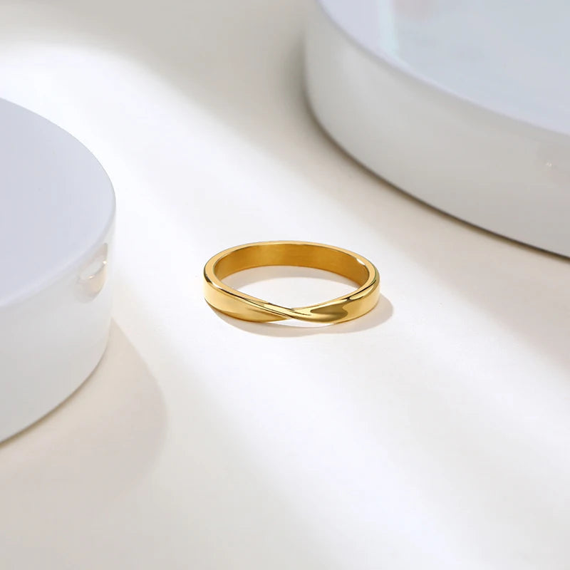 Alliance torsadée mobius en acier inoxydable et or jaune à plat.