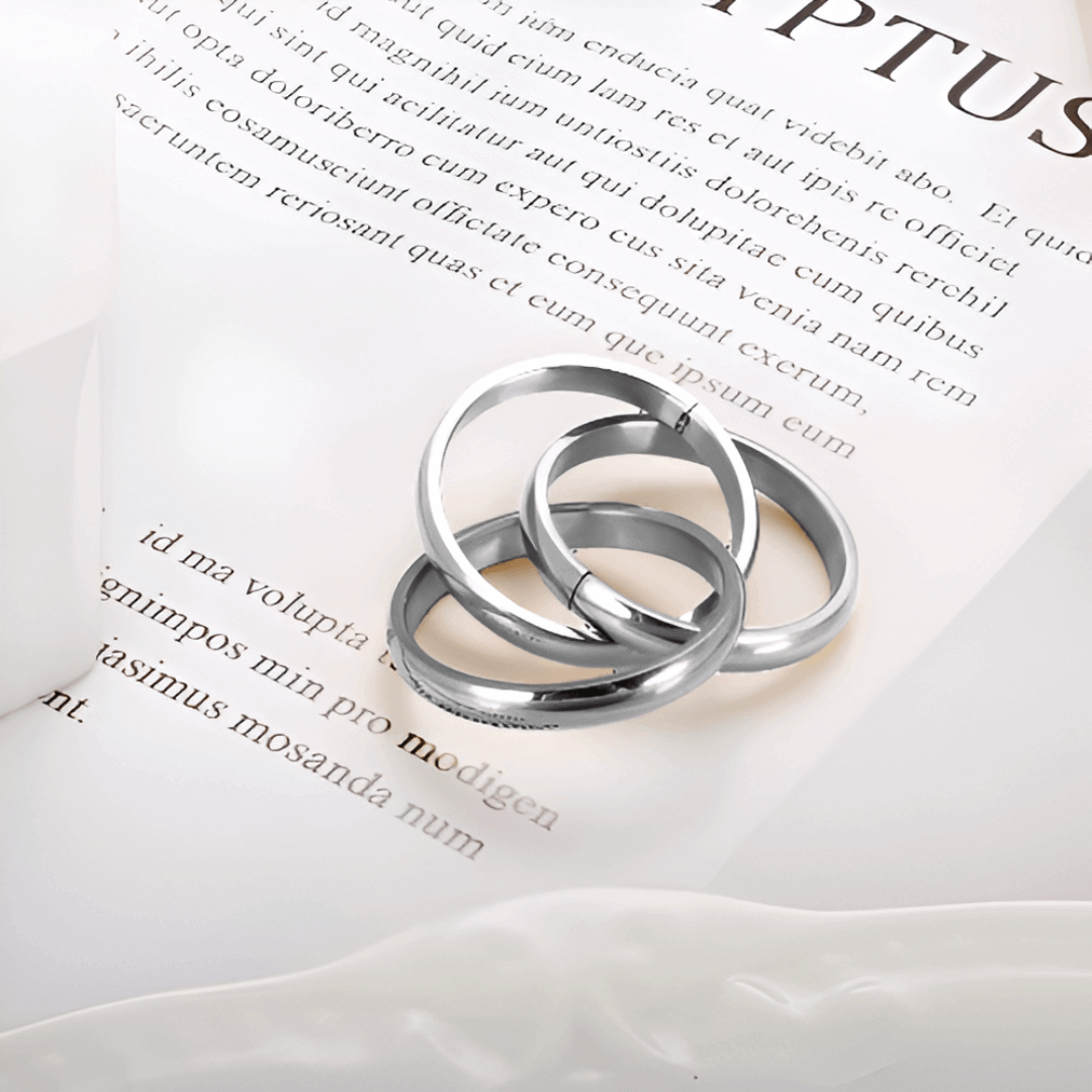 Alliance triple demi-jonc en acier plaqué or blanc posée.