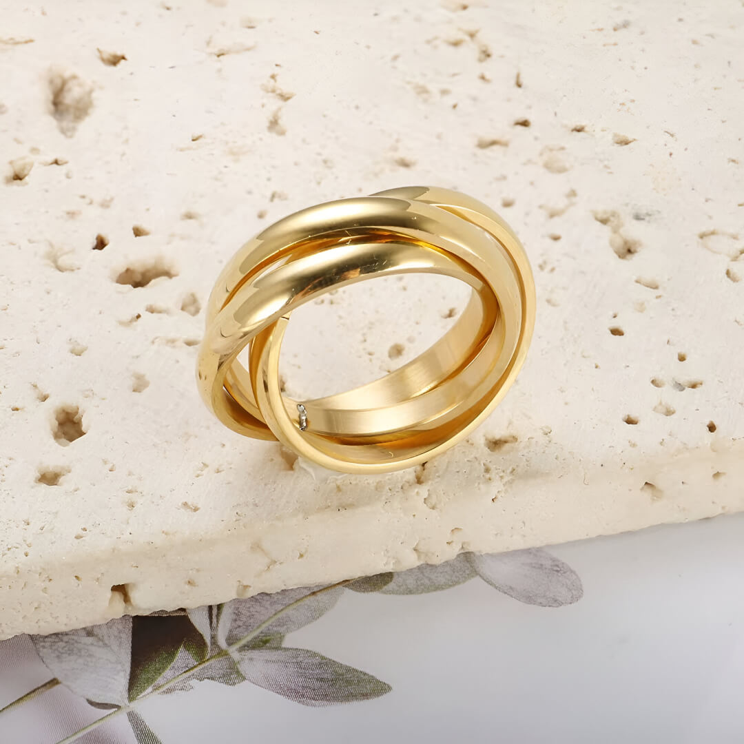 Alliance triple demi-jonc en acier plaqué or jaune vue de côté.