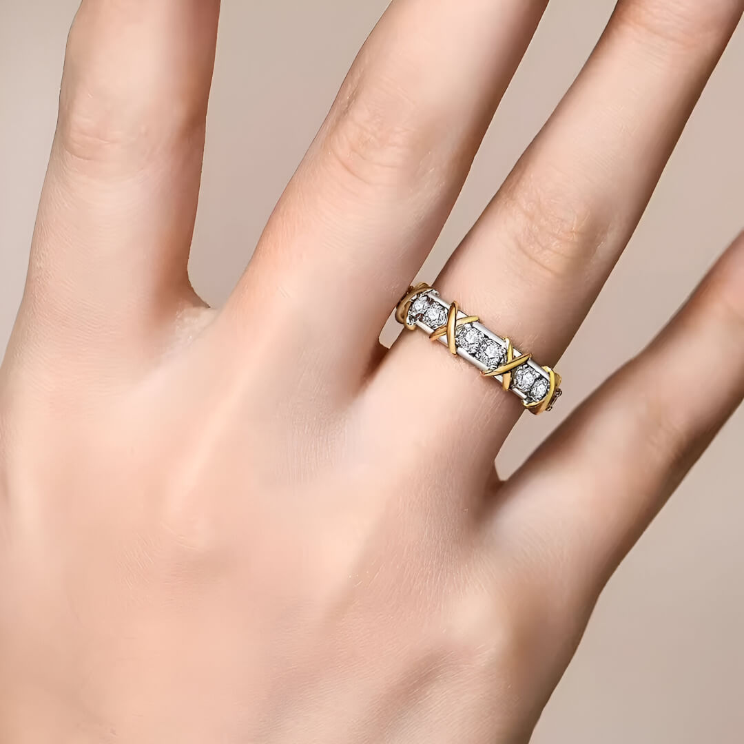 Alliance en or jaune et diamant naturel portée au doigt d'une femme.