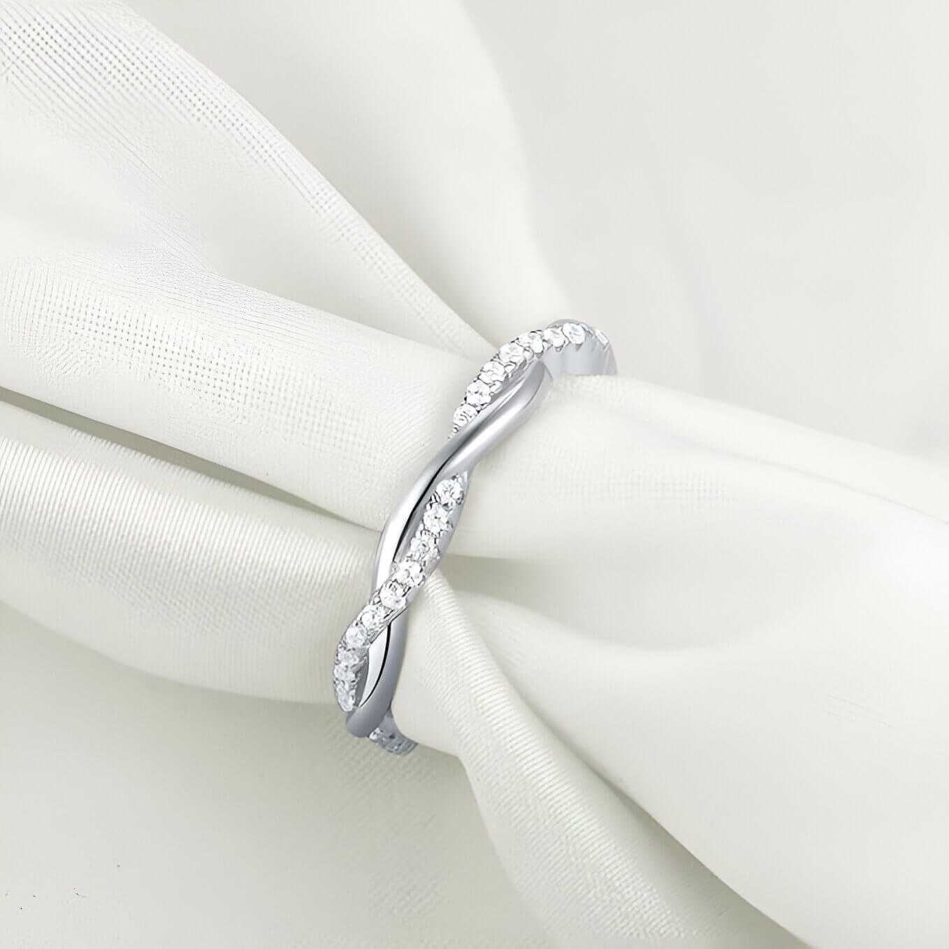Détail de l'alliance zirconium enlacé en argent sterling 925 et or blanc 18K, une bague de promesse en or blanc et diamant pour femme