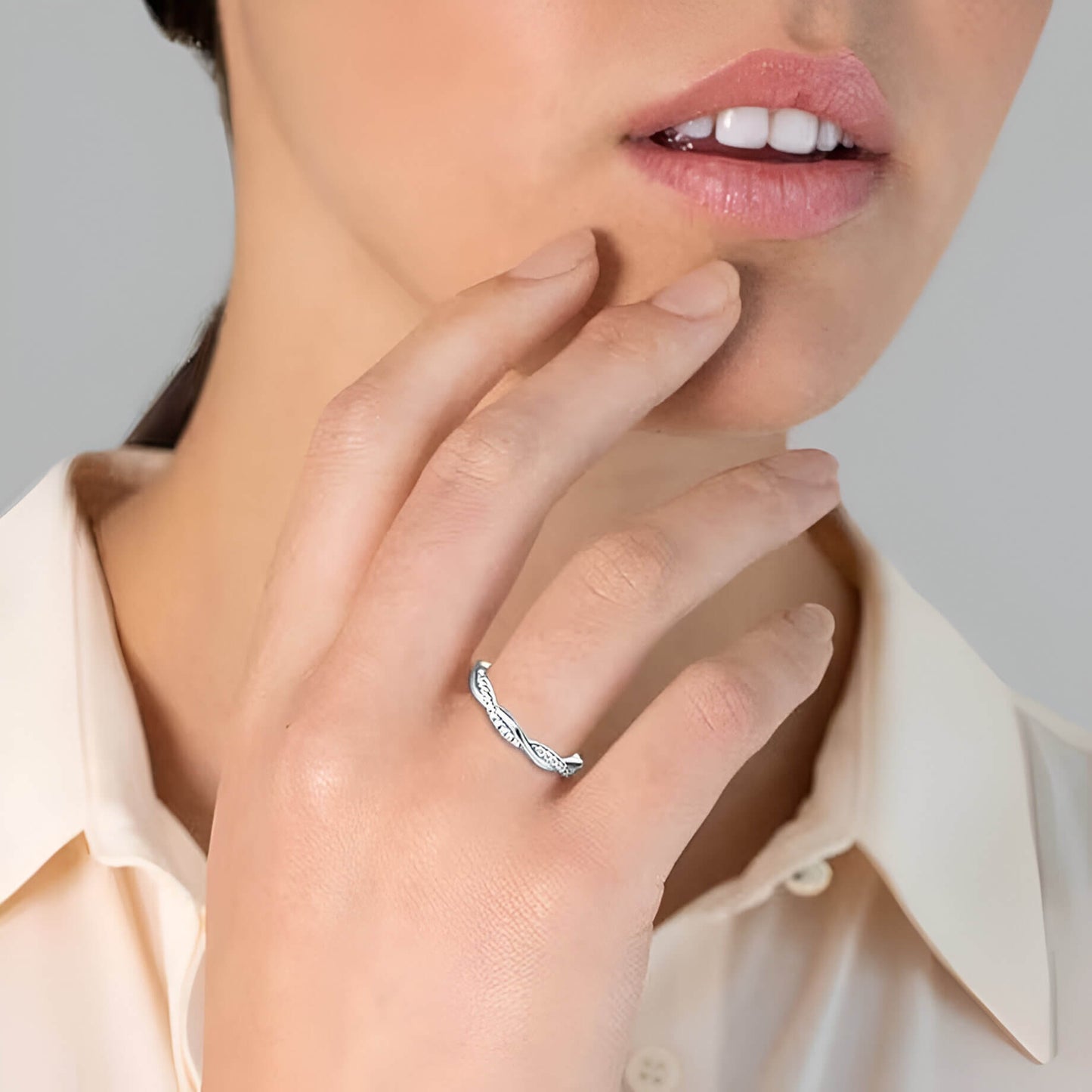 Alliance zirconium enlacé en argent avec diamants zircon et or blanc 18K portée par doigt femme, une bague de promesse idéale pour femme