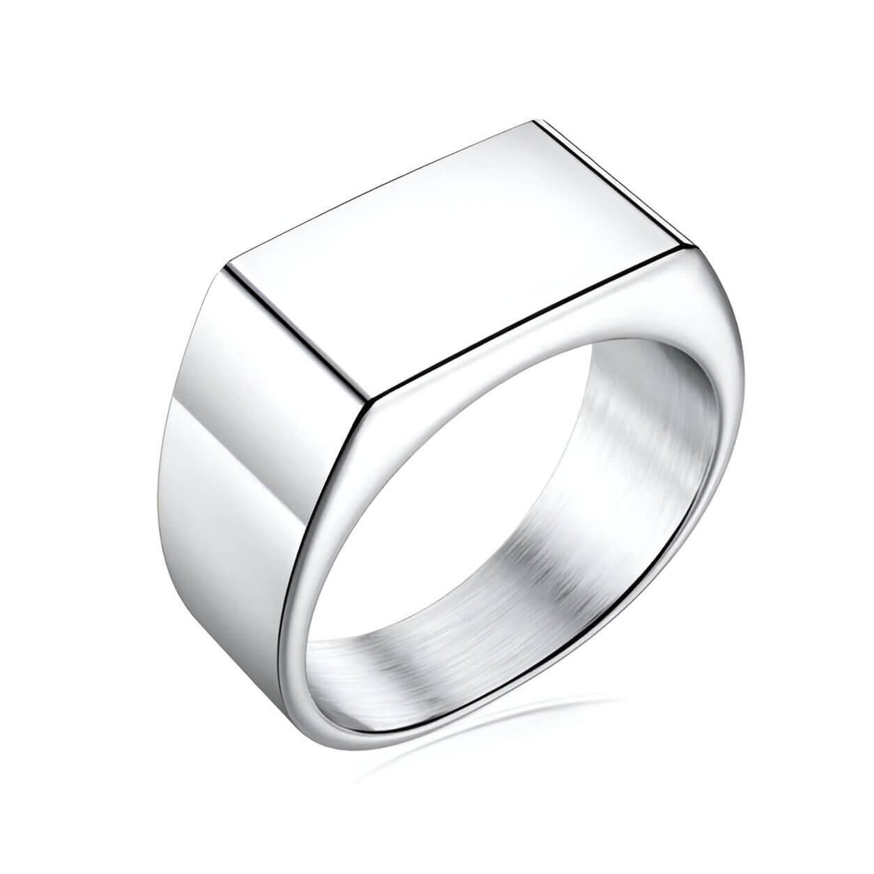 Bague chevalière en acier plaqué or blanc sur fond blanc.
