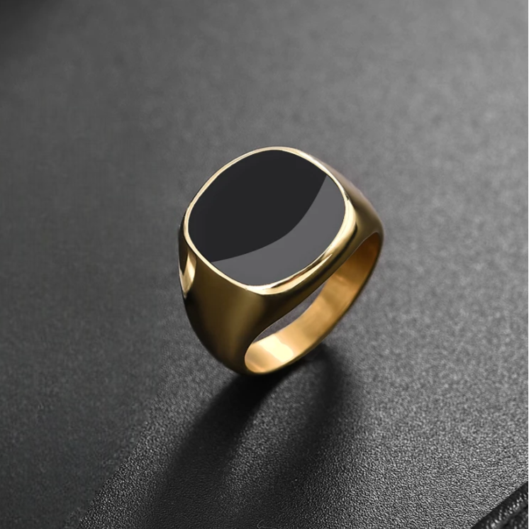 Bague chevalière en acier et or jaune sertie d'onyx debout.