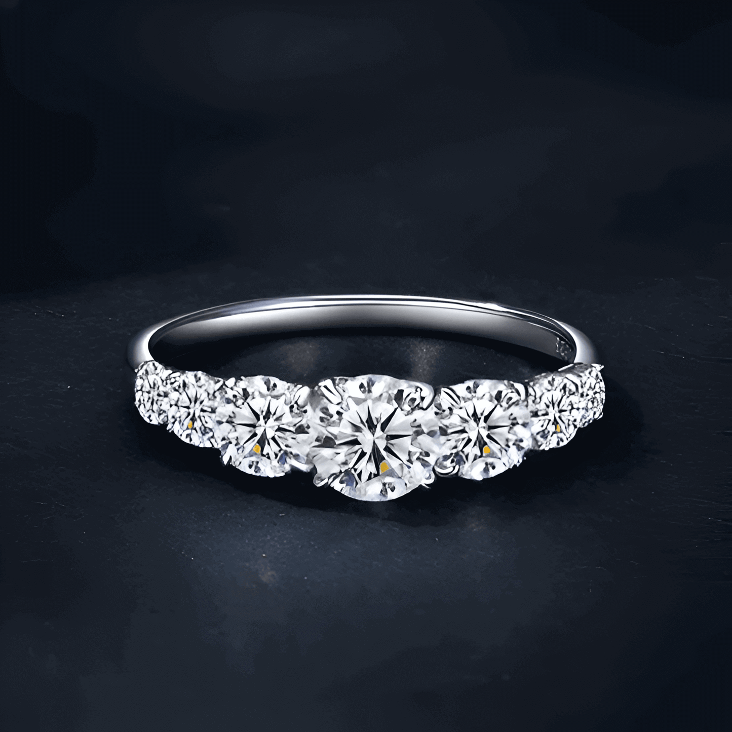 Bague cinq pierres graduées en or blanc et diamants synthétiques vue de face.