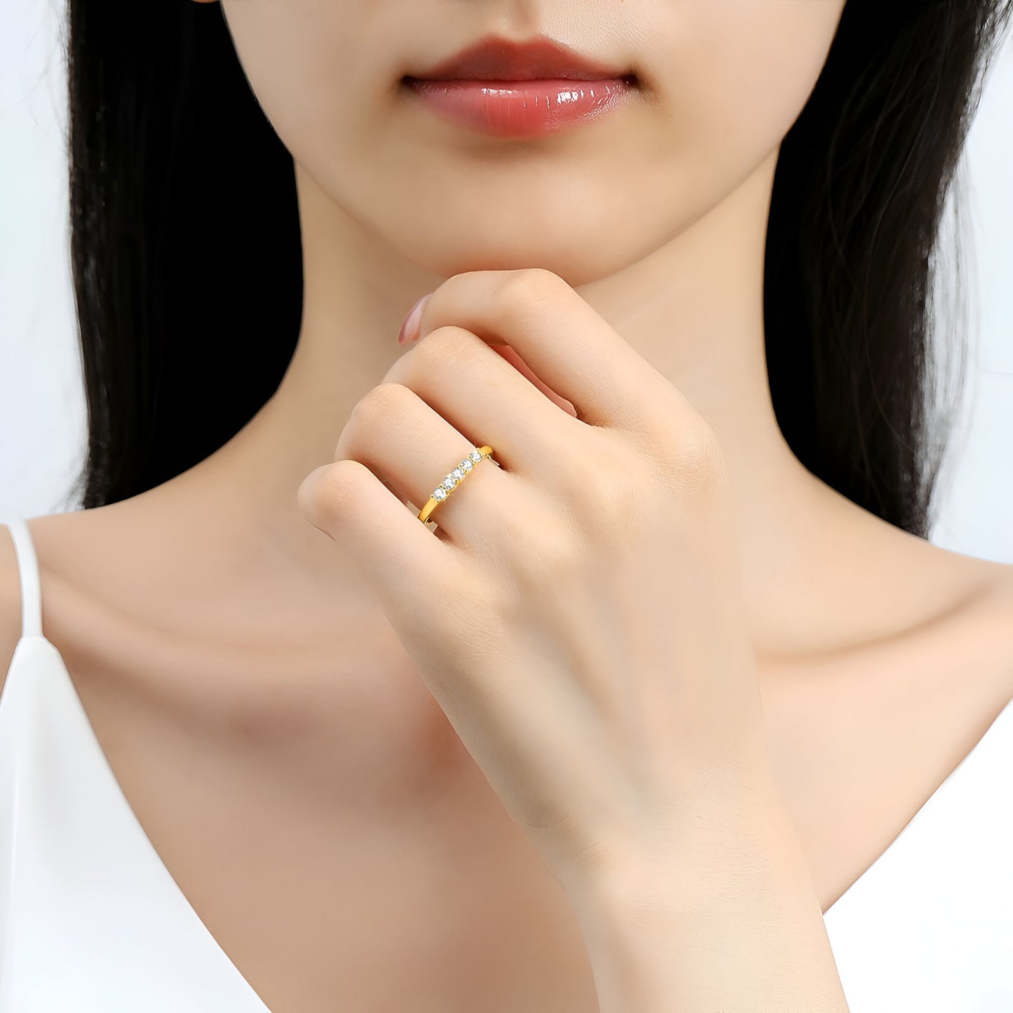 ALLIANCE EN OR 14K DEMI-LIGNE D'ÉCLATS portée - alliance en or raffinée pour femme, idéale pour mariage, fiançailles ou cadeau précieux