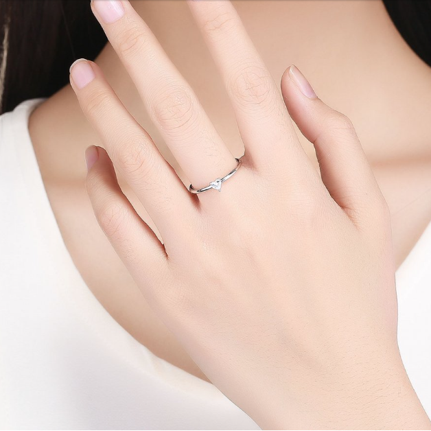 Bague de fiançailles en argent cœur élégant portée par femme, zircon cubique et plaquage or blanc 14K - La Petite Rebelle