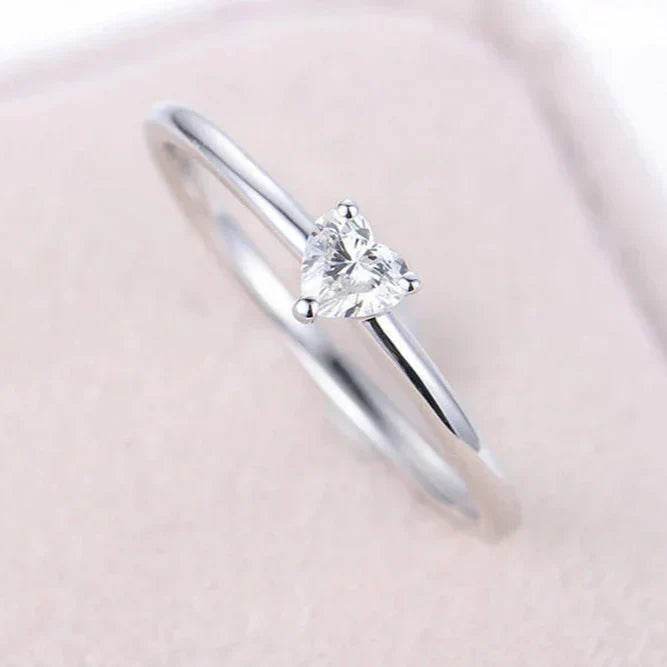 Bague de fiançailles en argent cœur élégant vue de dessus sur écrin, zircon cubique et plaquage or blanc 14K - La Petite Rebelle