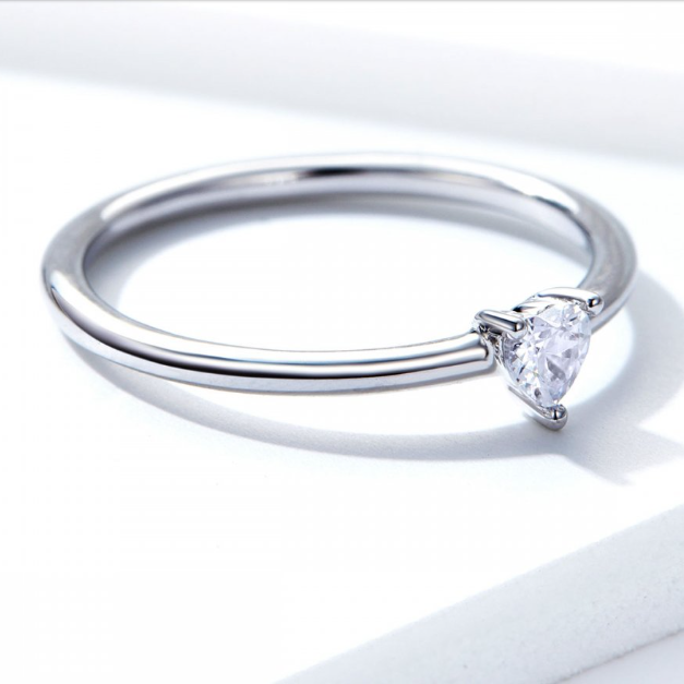 Bague de fiançailles en argent cœur élégant vue latérale, zircon cubique et or blanc 14K - La Petite Rebelle