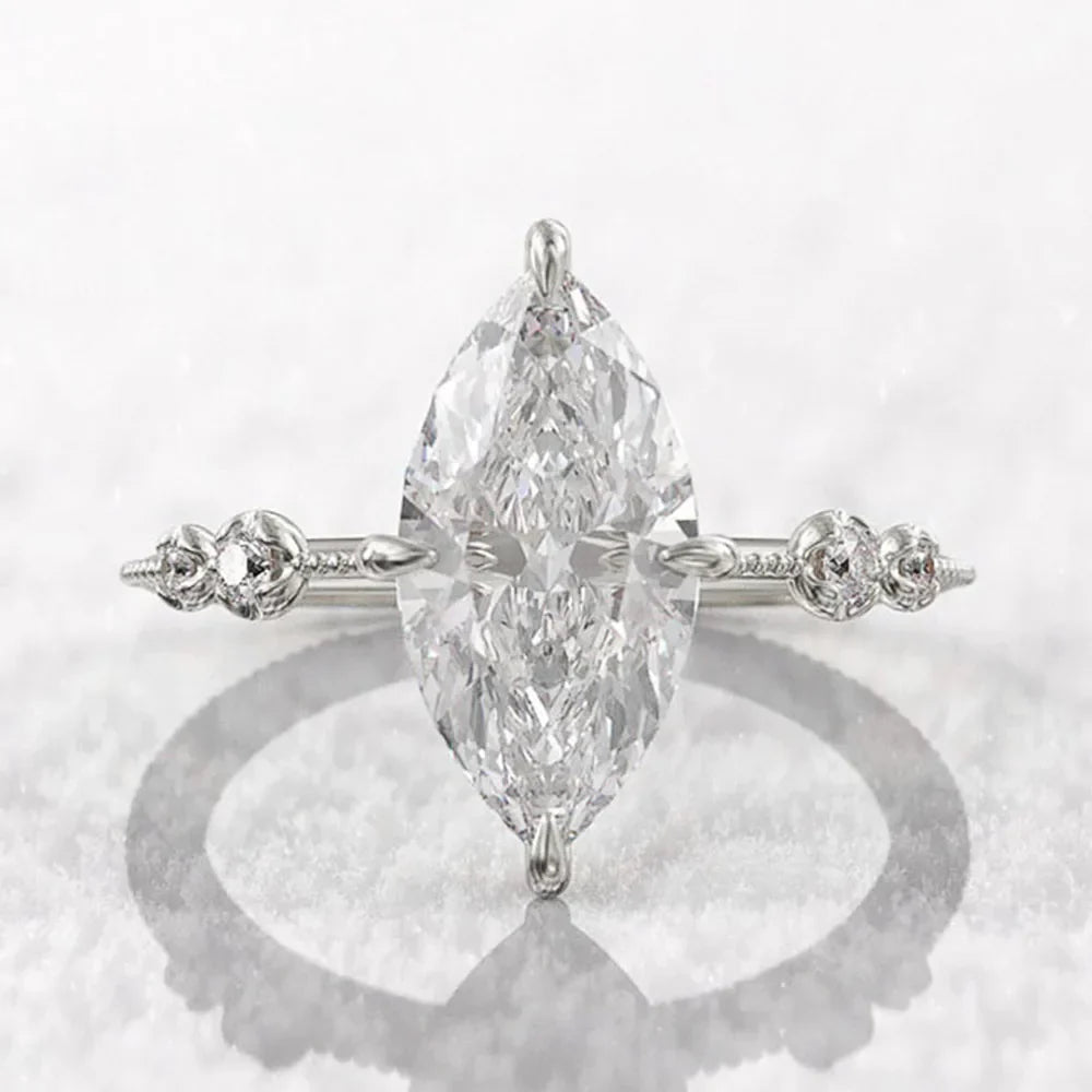 Vue de face de la bague de fiançailles en argent avec diamant ovale, design élégant, plaqué or blanc 18K - La Petite Rebelle