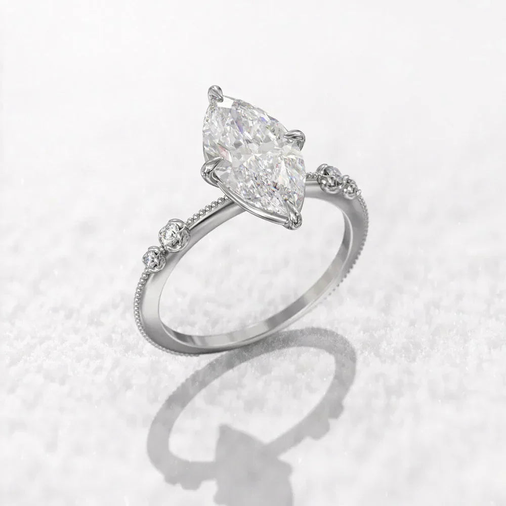 Bague de fiançailles en argent, vue éloignée de dessus, diamant ovale étincelant, plaqué or blanc 18K - La Petite Rebelle