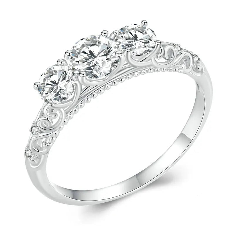 Bague de fiançailles en argent 925 Triple Diamants, plaquée or blanc 18K. Élégante bague en argent sterling 925 avec trois diamants de moissanite, parfaite pour un engagement.